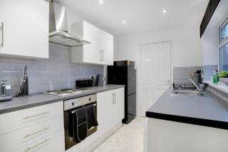 Family two Bedroom Home Free Parking and Backyard - 9