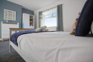 Family two Bedroom Home Free Parking and Backyard - 4
