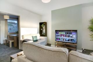 Family two Bedroom Home Free Parking and Backyard - 3