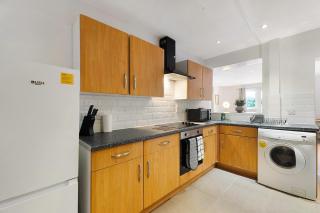 5 Bedroom in Newton Drive With Free Street Parking - 4