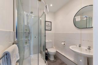5 Bedroom in Newton Drive With Free Street Parking - 3