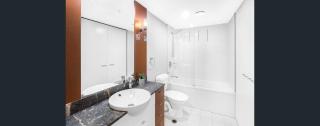 Chevron Renaissance Hosted by Gold Coast Holiday Stays - 1
