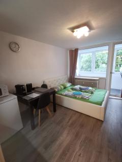 close to citycenter, 5 min metro U1, 50 m bus, - 8
