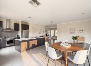 Cozy 4-Bedroom Home|Peaceful & Convenient Location - 1