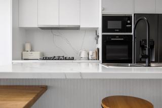 Sandy@Village - newly renovated + bay views - 3