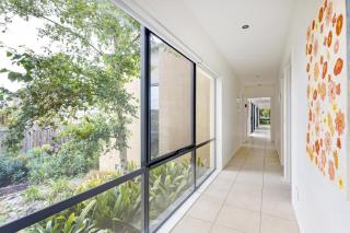 Sea Haven: coastal views, family retreat - 1