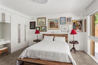 Boutique Stays - That 70s House - 2