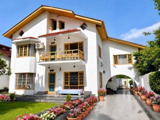 Peaceful Villa with Private Lawn & View - Dream Stays - 0