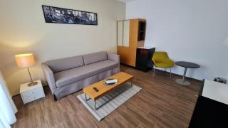 Jafar 10 - Modern 1BR with Balcony & Workspace - 4