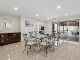 Coastal Breeze - Family Entertainer - Moonta Bay - 1