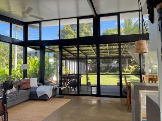 Tropical modernist Retreat - 2