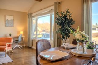 Bright Family Home - 10 mins to Airport & Downtown - 9
