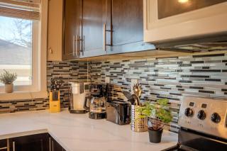 Bright Family Home - 10 mins to Airport & Downtown - 8