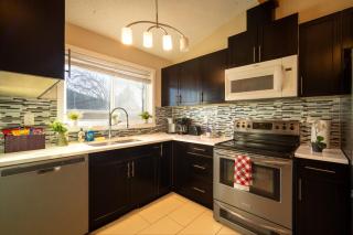 Bright Family Home - 10 mins to Airport & Downtown - 4