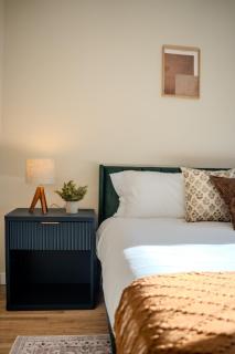 Bright Family Home - 10 mins to Airport & Downtown - 1