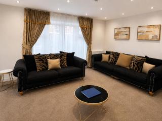 Modern 3-Bed Home Free Parking Fast Wi-Fi - 0