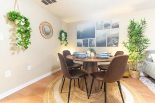 Warm Modern Stay - 10 mins to Airport & Downtown - 7