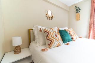 Warm Modern Stay - 10 mins to Airport & Downtown - 6