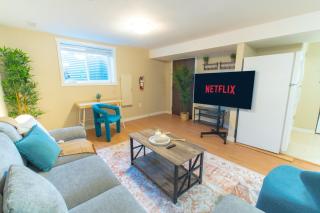 Warm Modern Stay - 10 mins to Airport & Downtown - 5