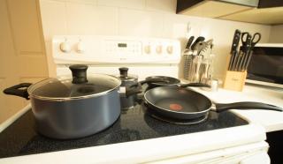 Warm Modern Stay - 10 mins to Airport & Downtown - 4