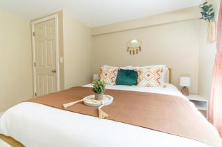 Warm Modern Stay - 10 mins to Airport & Downtown - 1