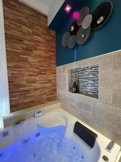 Suite d'amour et détente jacuzzi, sauna et massage - 5
