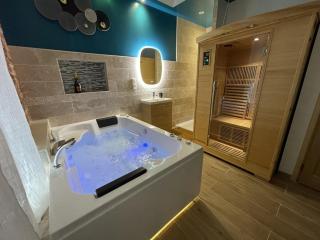 Suite d'amour et détente jacuzzi, sauna et massage - 0