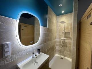 Suite d'amour et détente jacuzzi, sauna et massage - 4