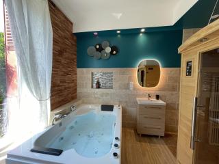 Suite d'amour et détente jacuzzi, sauna et massage - 3