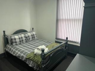 4 ensuite bedroom home in Broomhill with parking - 9