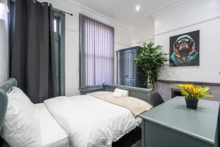 4 ensuite bedroom home in Broomhill with parking - 4