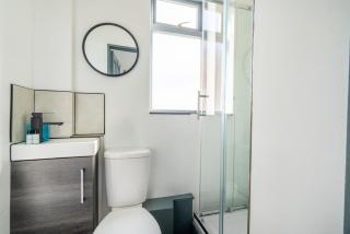 4 ensuite bedroom home in Broomhill with parking - 3