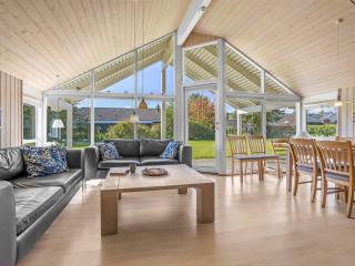 Holiday Home Enid - 700m from the sea by Interhome - 3