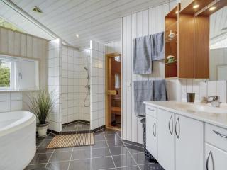Holiday Home Frithlef - 900m from the sea by Interhome - 5
