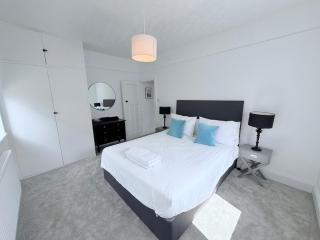 Seafront Escape with Amazing Sea Views and parking - 3