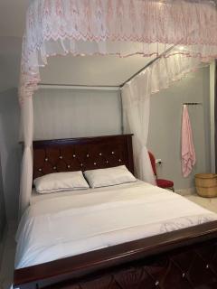 Room 1 minute walk to Victoria Mall Entebbe - 5