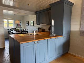 Stylish 4-Bedroom Apartment With Mountain Views! - 4