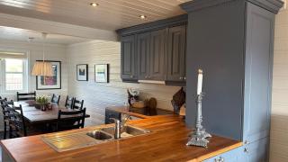 Stylish 4-Bedroom Apartment With Mountain Views! - 3