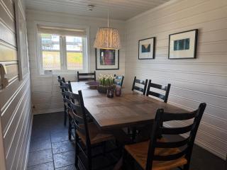 Stylish 4-Bedroom Apartment With Mountain Views! - 1
