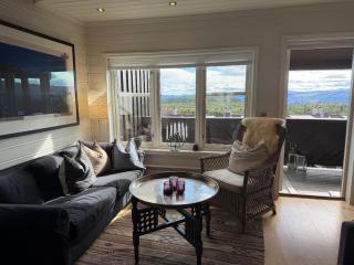 Stylish 4-Bedroom Apartment With Mountain Views! - 8