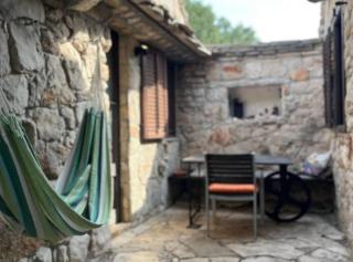 Romantic stone house and yard near stunning beach - 3