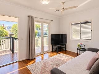 Charming Queenslander 3 bed 1 bath in West End - 7