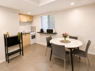 1Bed 1Bath Ground floor West End - 4