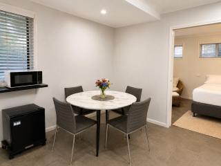 1Bed 1Bath Ground floor West End - 2