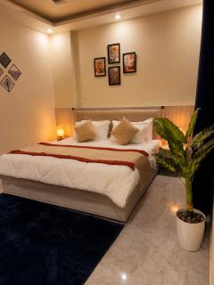Cozy 1BHK with Pool and Balcony in Tapovan - 9