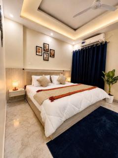 Cozy 1BHK with Pool and Balcony in Tapovan - 0