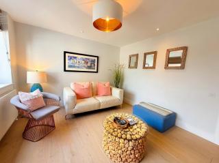 Vibrant Central Apartment with Balcony 50m from Swanage Beach - 4