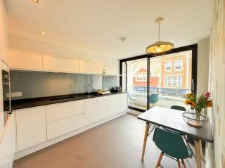 Vibrant Central Apartment with Balcony 50m from Swanage Beach - 3