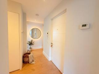Vibrant Central Apartment with Balcony 50m from Swanage Beach - 1