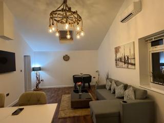 1-Bed - Sleeps 4 - Parking - Pet Friendly - 5